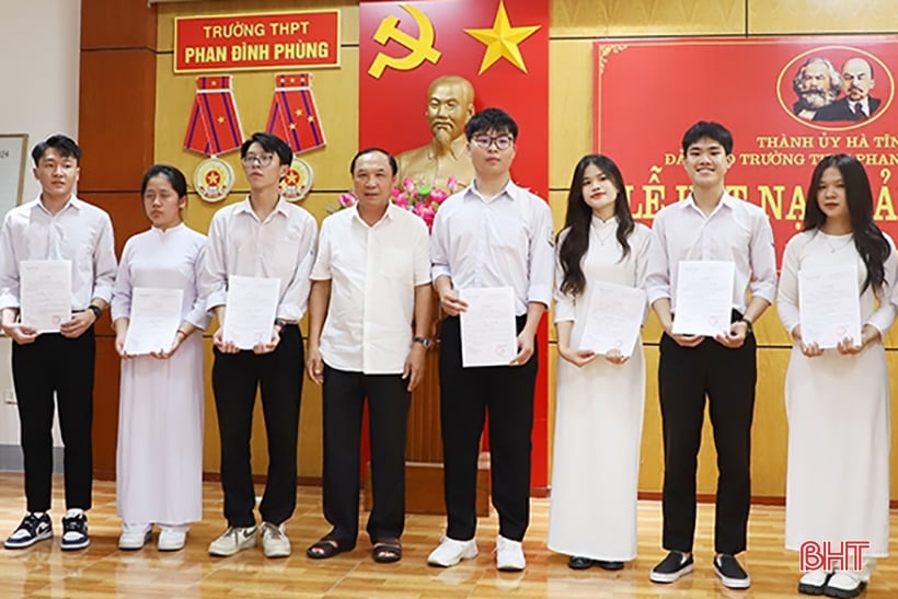 Ha Tinh admits 614 party members who are students