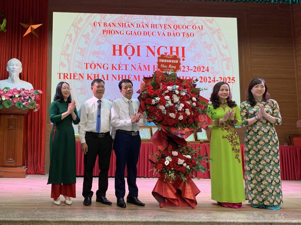 Representatives of the Hanoi Department of Education and Training congratulated the achievements of the Education and Training sector of Quoc Oai district in the 2023-2024 school year.