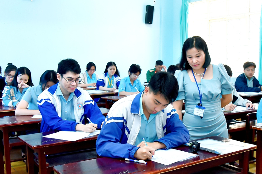  Chi tiết đề thi, đáp án các môn vật lý, hóa học, sinh học ảnh 1