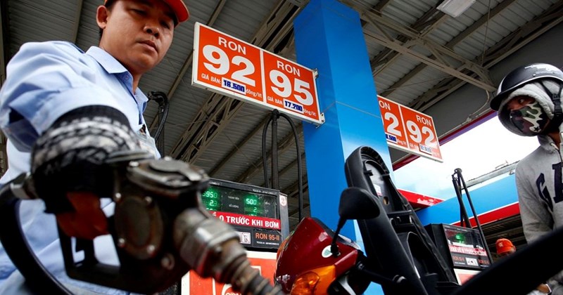 Gasoline prices have dropped across the board, with some falling below 20,000 VND/liter.