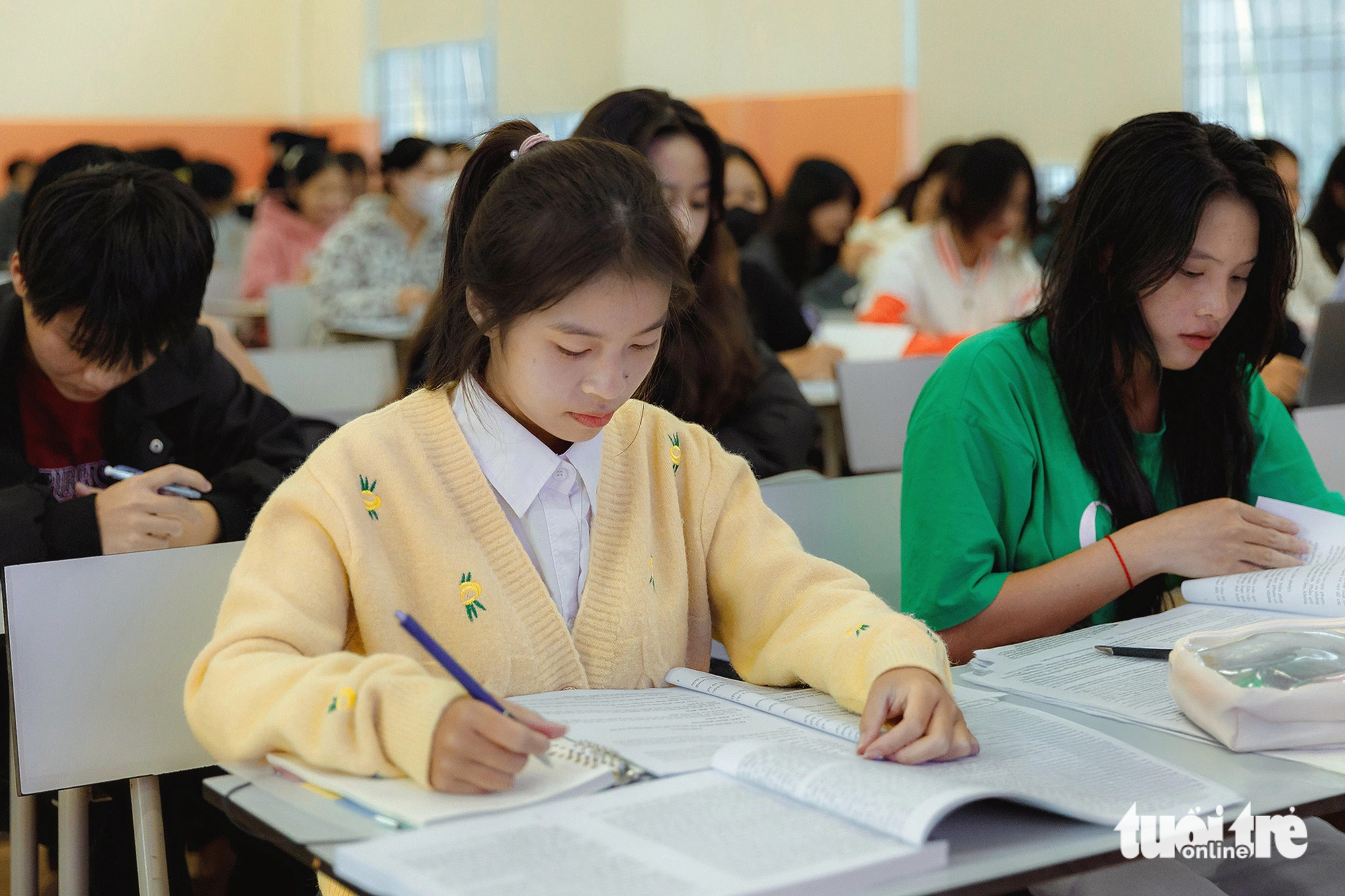 Cảm phục nữ sinh Đà Lạt 'lượm ve chai có gì đâu xấu hổ': Nhìn vào Thúy, thấy tương lai! - Ảnh 2.