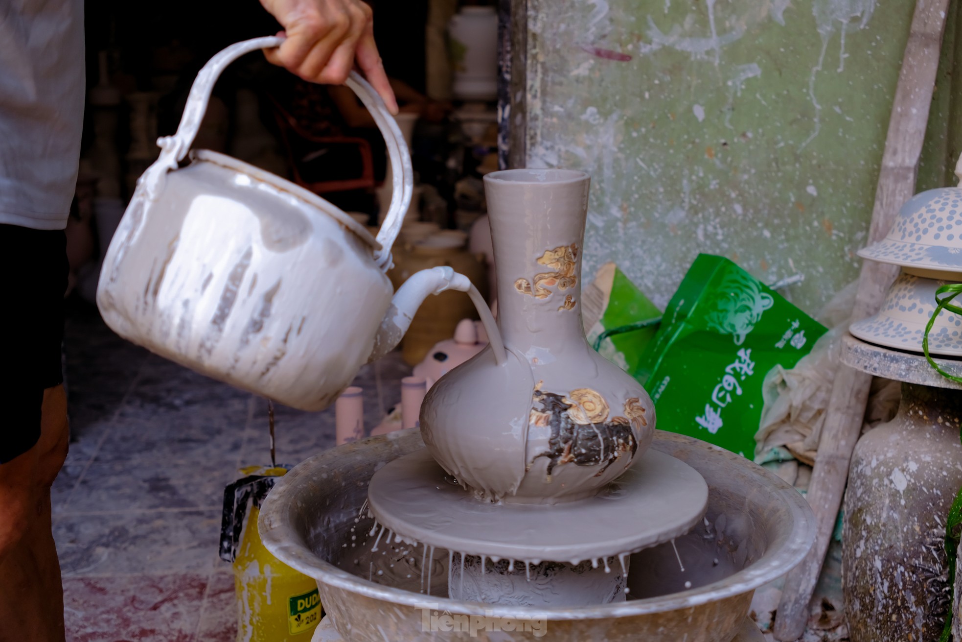 Les touristes se ruinent en visitant le village de poterie le plus célèbre de Hanoi (photo 16)
