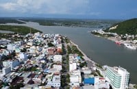 Vue panoramique de la ville de Ha Tien vue d'en haut.