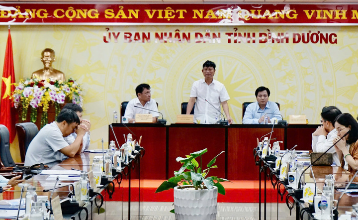 Le secrétaire adjoint du Comité provincial du Parti et président du Comité populaire de la province de Binh Duong, Vo Van Minh, a demandé aux localités, aux départements et aux branches concernés de se concentrer sur l'élimination des difficultés et des obstacles aux projets énergétiques.