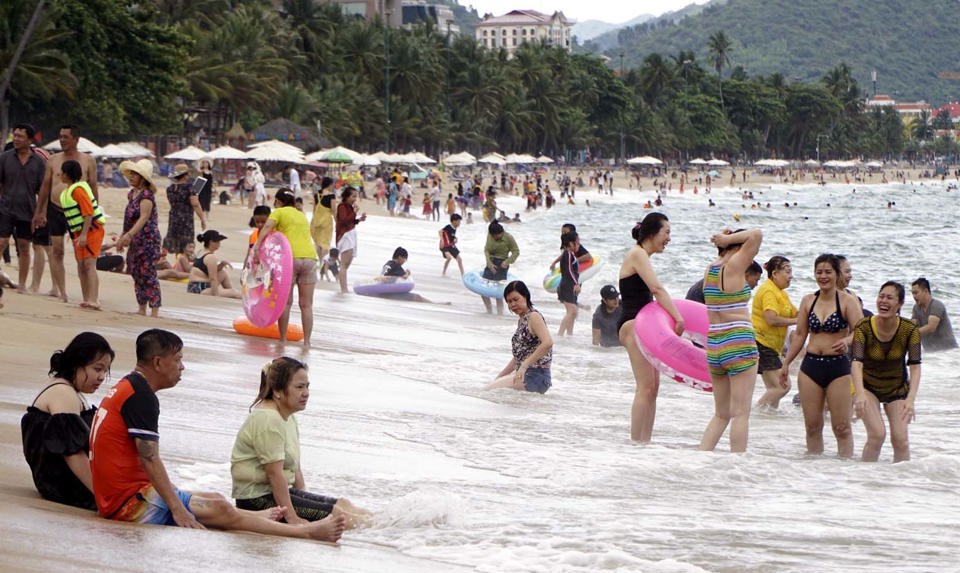 Turistas nadando en la playa de Nha Trang. Foto: Hoai Nam