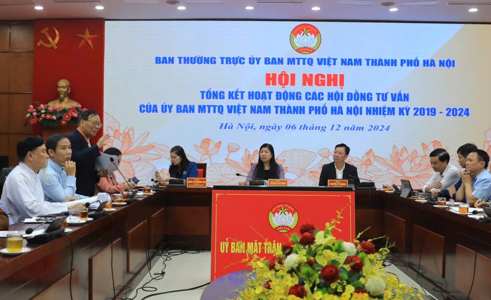 Schauplatz der Konferenz, die die Aktivitäten der Beiräte (ACCs) des Komitees der Vietnamesischen Vaterländischen Front in Hanoi zusammenfasst, Amtszeit 2019-2024