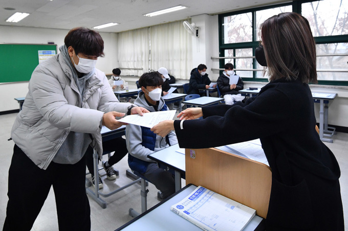 Un estudiante recibe los resultados de su examen Suneung en la escuela secundaria Kyungbock en Seúl, diciembre de 2022. Foto: Yonhap