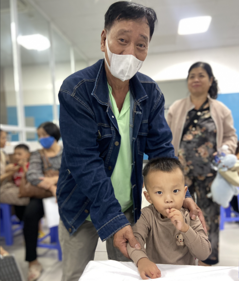 El abuelo de Nguyen Thai An lo llevó al hospital para operarlo.