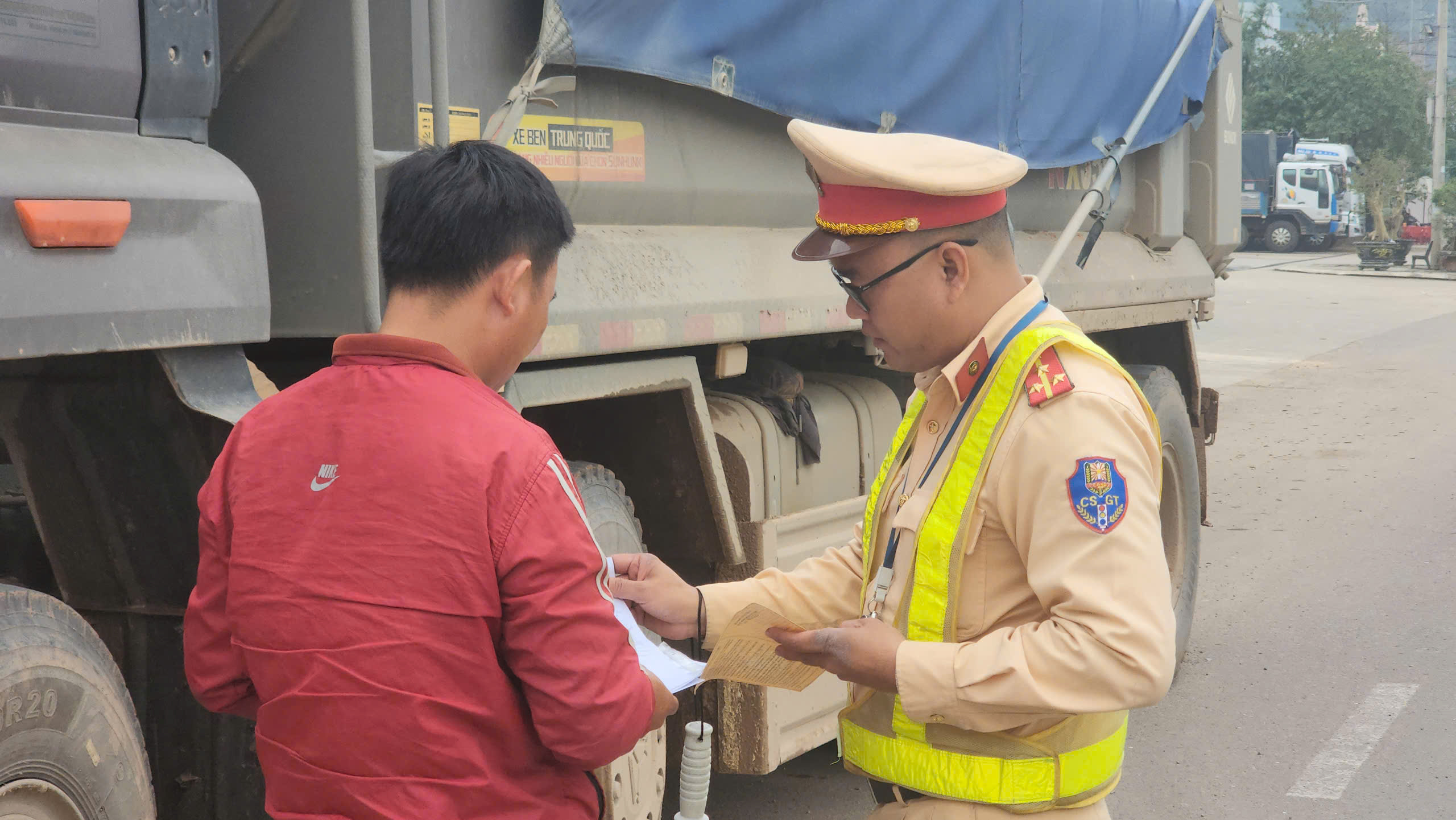 Loạt xe tải tung bụi, rơi vãi đất đá trên tuyến đường nghìn tỷ qua Bình Định bị xử phạt- Ảnh 3.