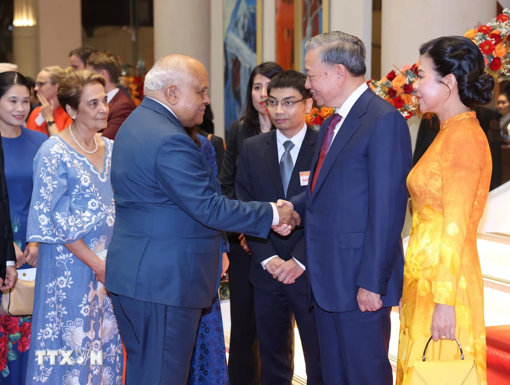 Generalsekretär und Präsident To Lam mit Botschaftern, Geschäftsträgern und Leitern internationaler Organisationen. (Foto: Lam Khanh/VNA)