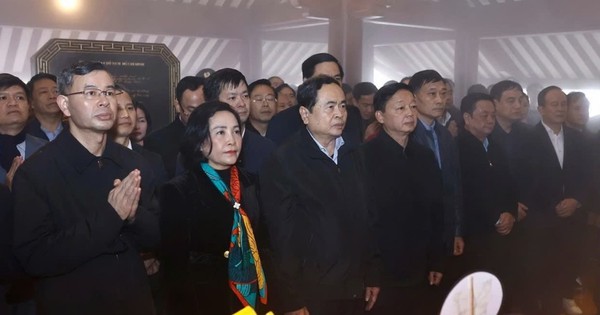 Imágenes del presidente de la Asamblea Nacional, Tran Thanh Man, ofreciendo incienso en el templo del tío Ho en la cima de la montaña Ba Vi