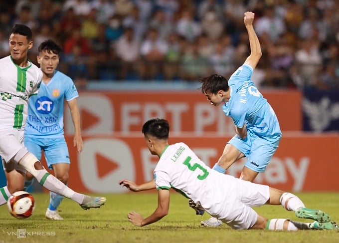 Nguyen Van Toan (blue shirt, right) scores to raise the score to 2-0 for Nam Dinh against Binh Phuoc. Photo: Lam Thoa