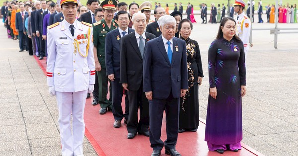 Les délégués participant au Congrès du Front de la Patrie visitent le mausolée du président Ho Chi Minh