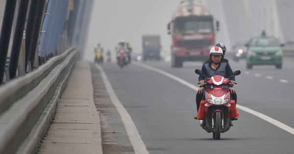 Hanoi est à nouveau submergé par un épais brouillard, les poussières fines sont 13,9 fois plus élevées que celles recommandées.