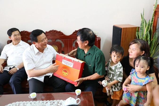 El camarada Nguyen Xuan Thang visitó y entregó regalos a las familias de los políticos en la provincia de Dien Bien. Foto 1