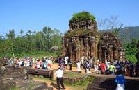 Cham - My Son relic complex attracts tourists. (Photo: Hoang Huu Quyet)