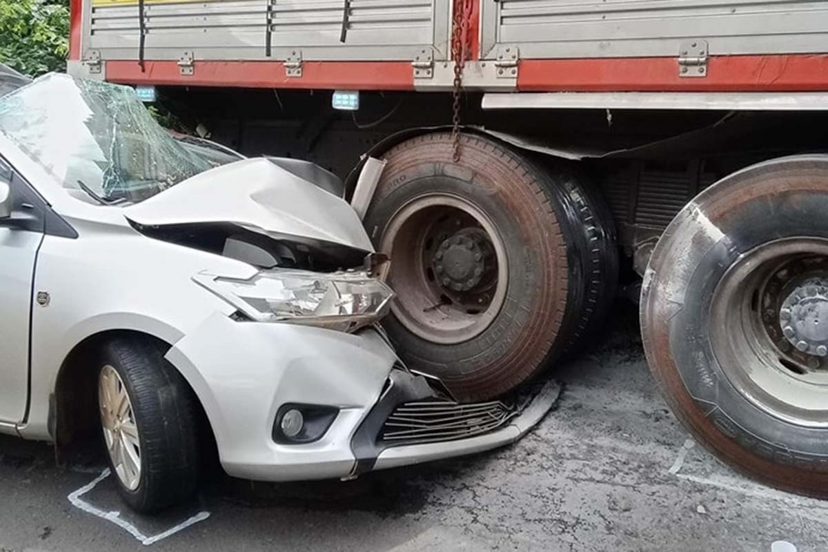 Camión aplasta coche de prácticas de conducción