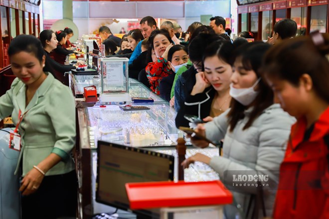 Gold price suddenly dropped to 700,000 VND/tael, people rushed to buy