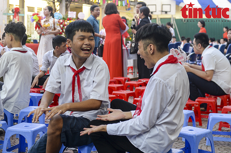 Xúc động lễ khai giảng tại ngôi trường học sinh 'hát' Quốc ca bằng tay