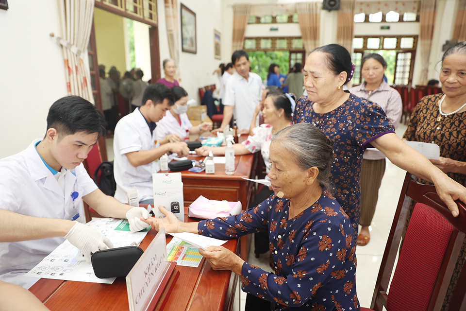 Người dân có mặt từ sáng sớm để được khám bệnh, tư vấn sức khỏe.