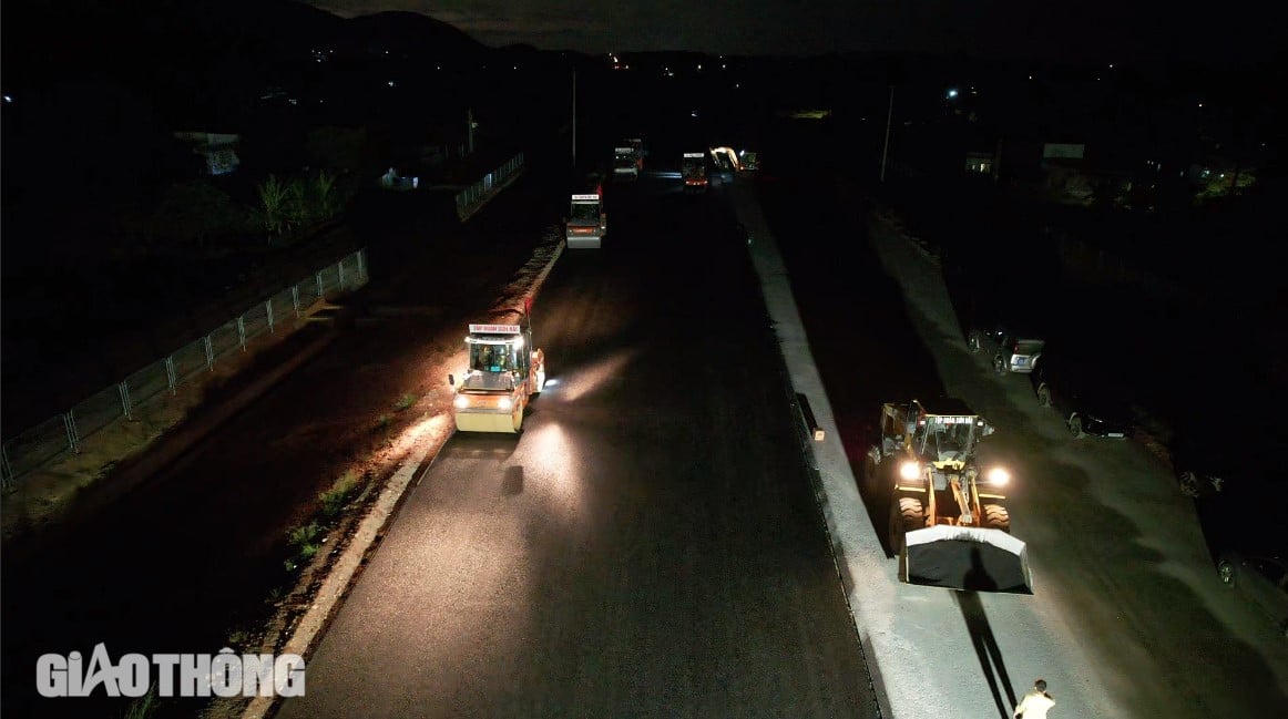 Pose de moquette d'asphalte pendant la nuit, bienvenue à la nouvelle année 2025 sur l'autoroute Bien Hoa - Vung Tau