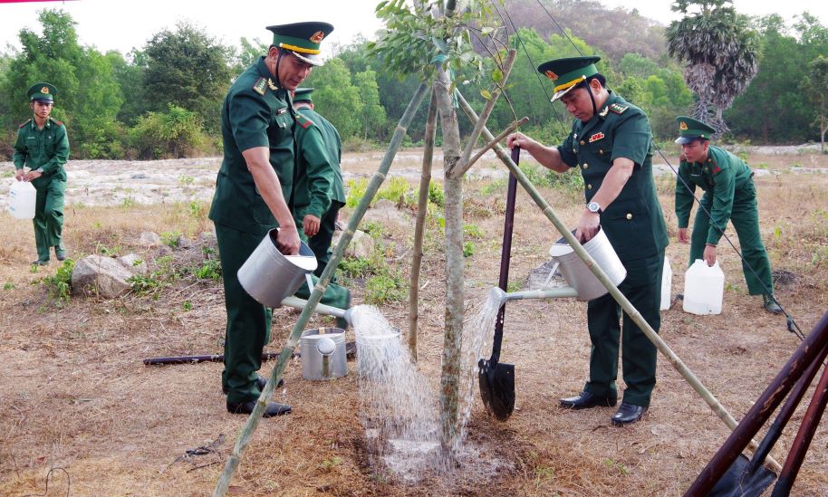 El Coronel Tran Quoc Khanh, Comandante, y el Teniente Coronel Nguyen Van Hiep, Comisario Político de la Guardia Fronteriza Provincial de An Giang, realizan la ceremonia de riego de árboles tras la plantación. Foto: Guardia Fronteriza de An Giang