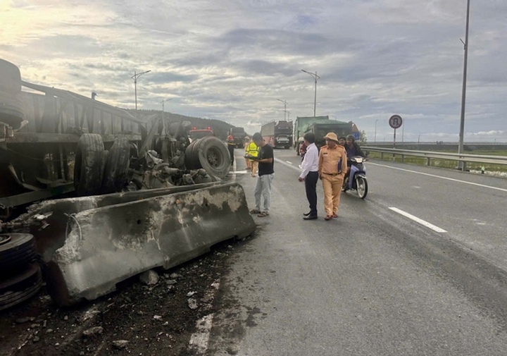 Las autoridades aún se concentran en encontrar una manera de rescatar el camión contenedor volcado.