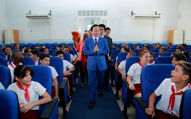 Students of Alfredo Miguel Aguayo Primary School welcome Deputy Prime Minister Tran Hong Ha. Photo. VGP