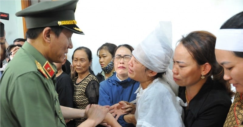 근무 중 사망한 지방 경찰 4명에게 목졸림 작별 인사