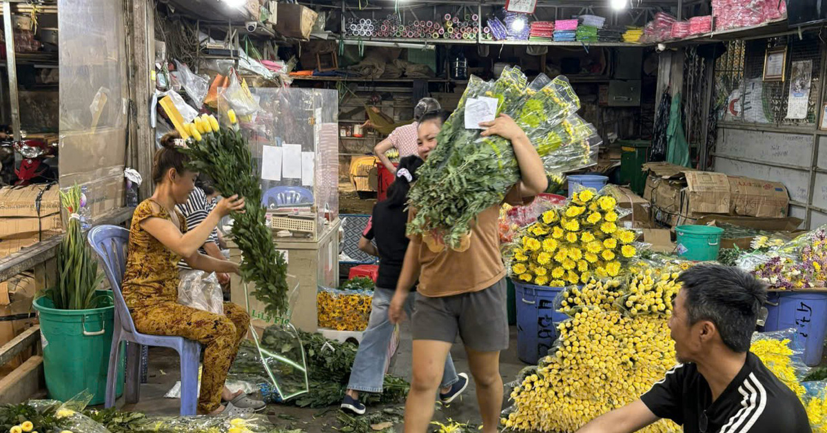 Full moon of July: Low purchasing power, traders quickly reduce flower and fruit prices at the end of the day