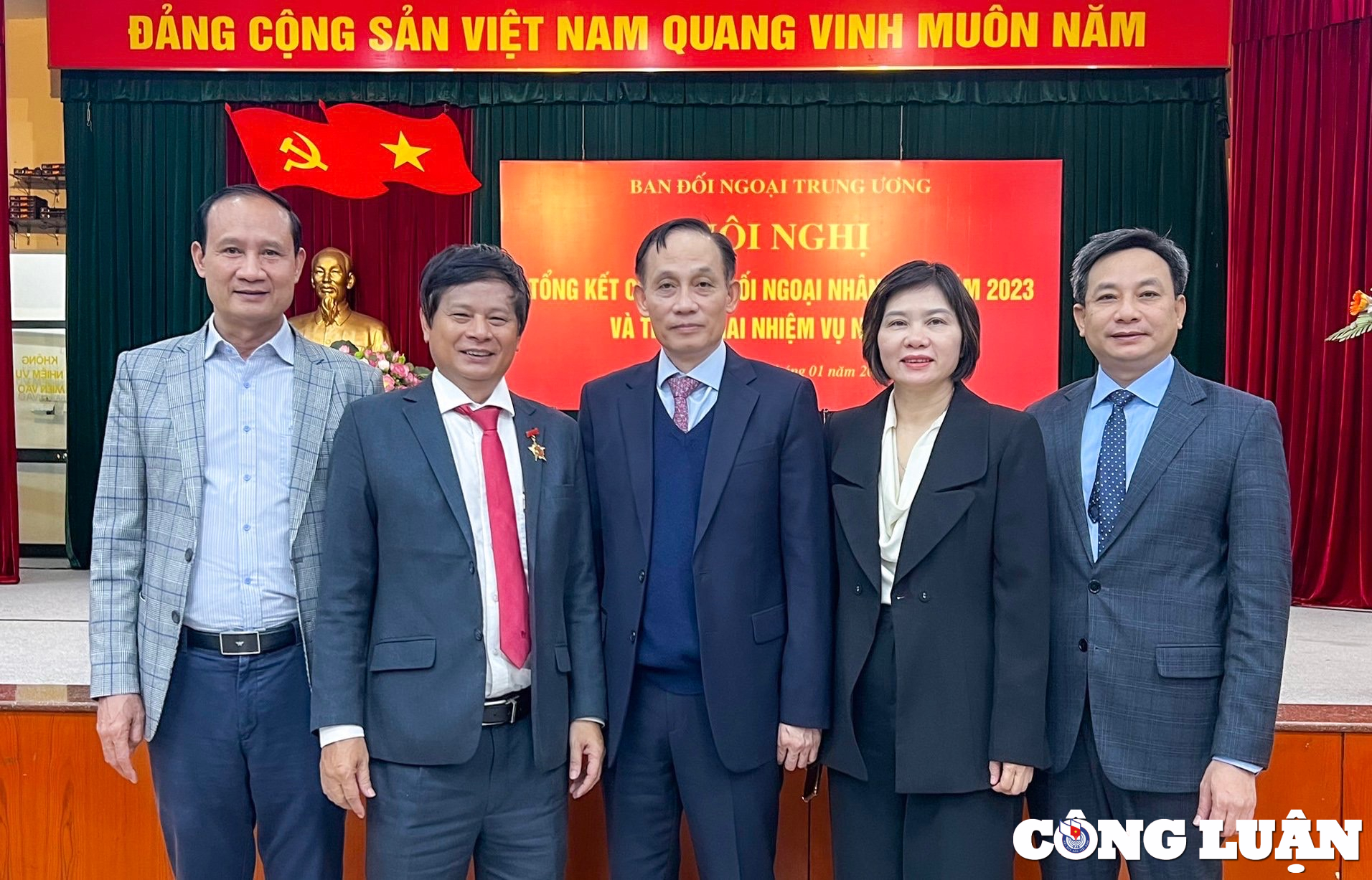 La Agencia de Noticias de Vietnam recibió numerosos certificados de mérito por su trabajo en asuntos exteriores en 2023, foto 4