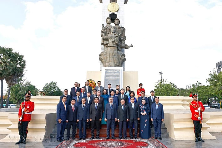 National Assembly Chairman Tran Thanh Man and members of the Vietnamese delegation at the Vietnam-Cambodia Friendship Monument in the capital Phnom Penh. Photo: Doan Tan - VNA