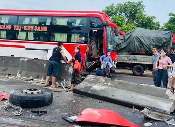 Un autobús de pasajeros que transportaba a 16 personas iba por el carril equivocado y se estrelló contra la mediana, una rueda salió volando - 1