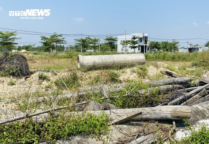 추옹은 하미 도시 복합 프로젝트에서 다른 기업이 토지를 매각하도록 허가하는 계약에 서명했고, 그로 인해 80억 VND 이상을 횡령했습니다. (삽화)