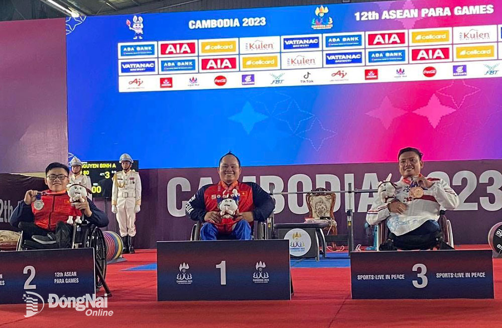 Huynh Ngoc Phung (left cover) received silver medal in men's 54kg weightlifting at ASEAN PARA Games 12