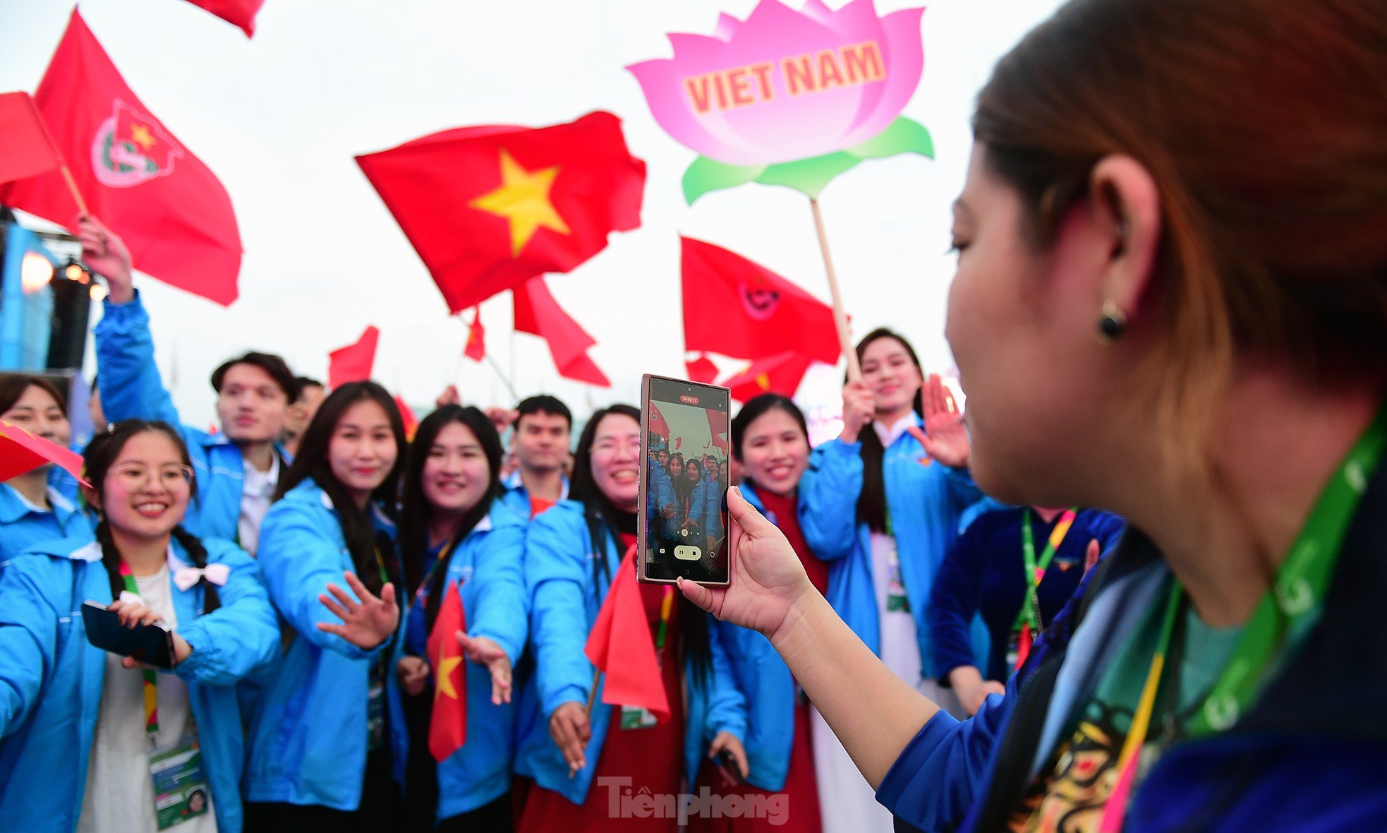 Bandera roja con estrella amarilla ondeando en el Festival Mundial de la Juventud 2024 foto 21