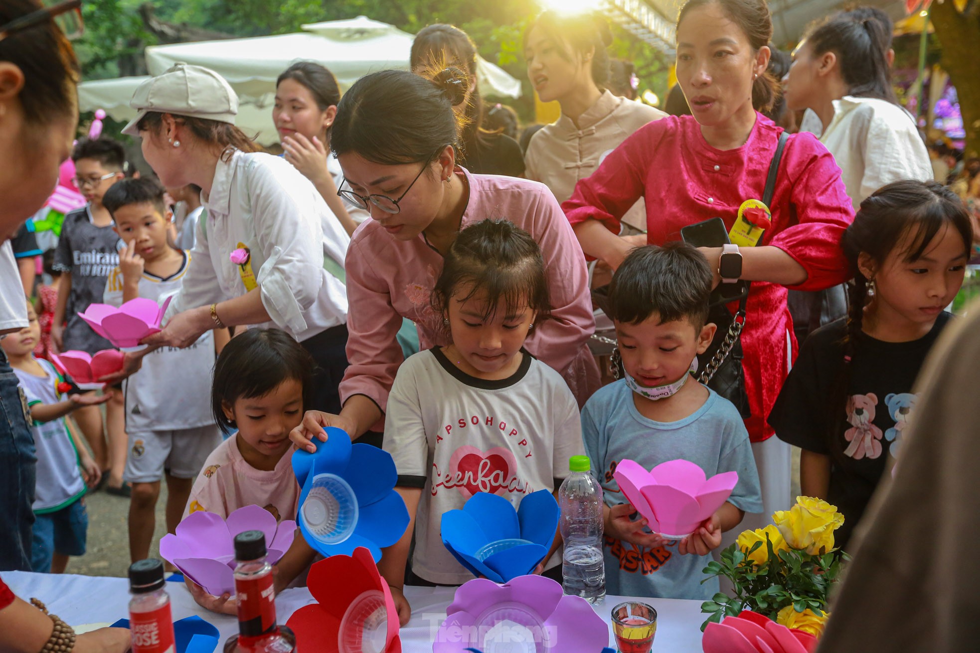 People in the capital release flower lanterns to show their gratitude during Vu Lan festival photo 3