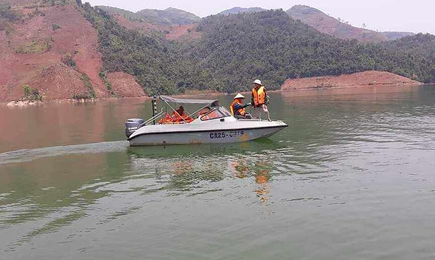 50 personas buscan a dos mujeres desaparecidas en el lago hidroeléctrico de Son La