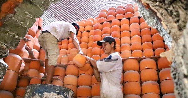 Vinh Long province organizes festival to honor the pottery making profession with hundreds of years of history in Mang Thit