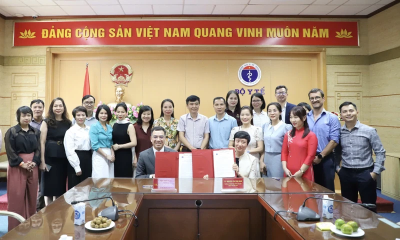 Đại diện Cục Quản lý khám chữa bệnh và tổ chức FHI-360 ký kết thỏa thuận