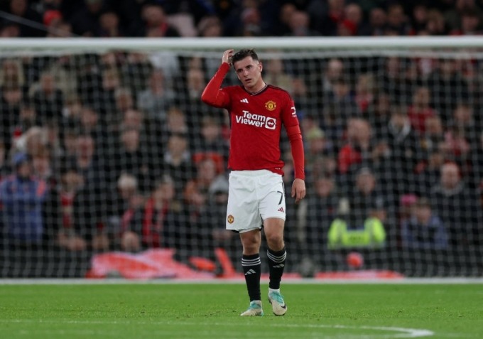 Mason Mount thất vọng trong trận Man Utd thua Newcastle 0-3 ở vòng bốn Cup Liên đoàn tối 1/11, trên sân Old Trafford. Ảnh: Reuters