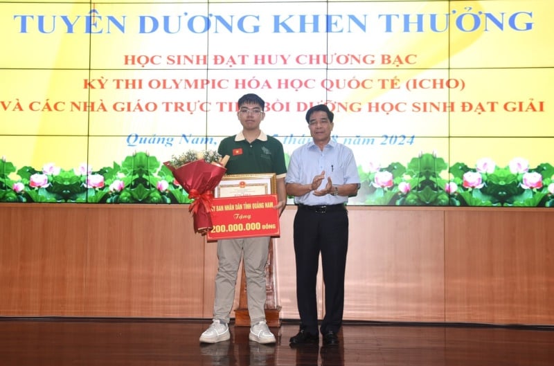 Le président du Comité populaire provincial de Quang Nam a félicité l'étudiant qui a remporté la médaille d'argent aux Olympiades de chimie. Photographie de Anh Sac