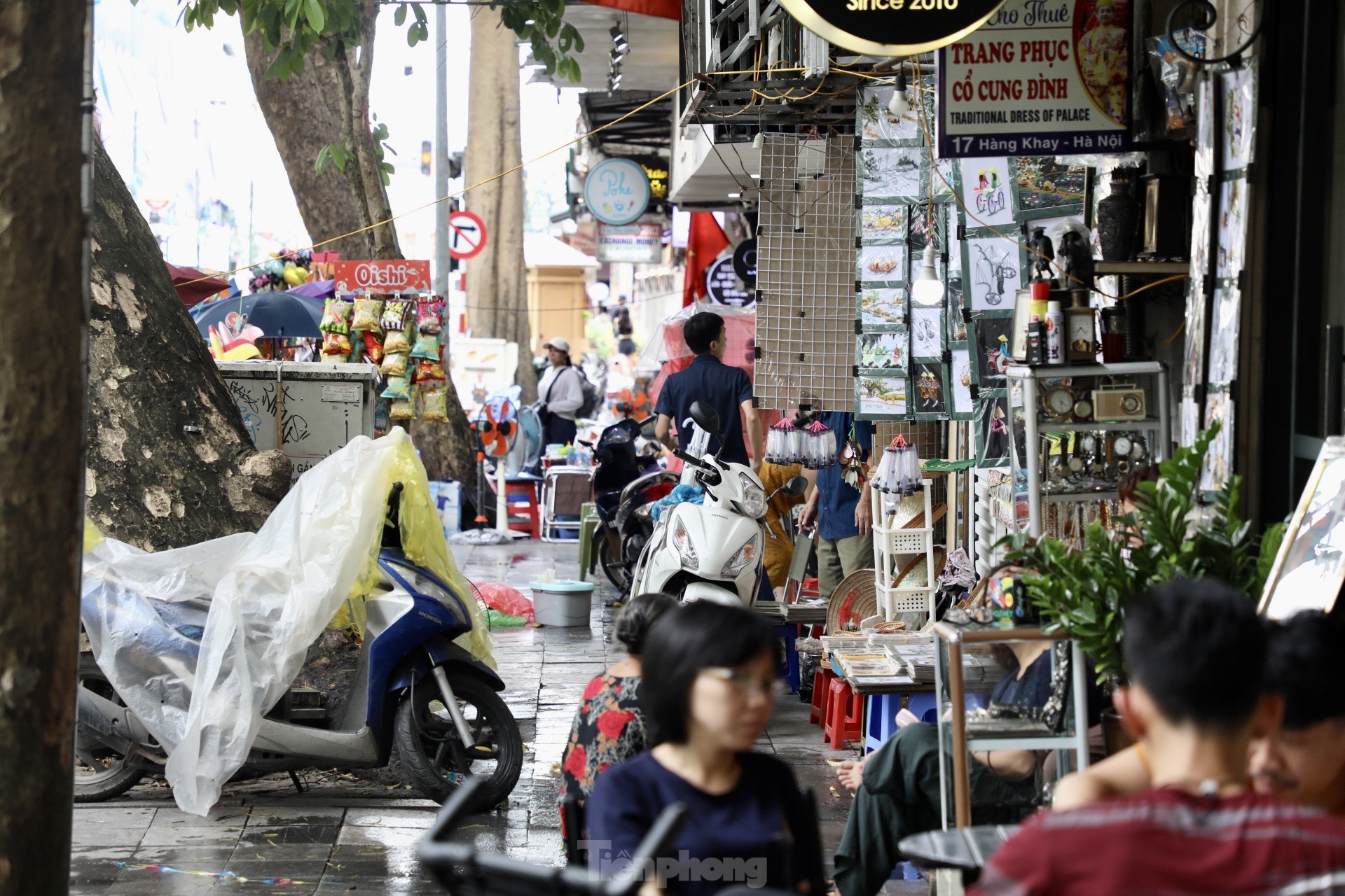 Imágenes contrastantes entre aceras alquiladas y no alquiladas en Hanoi (foto 3)