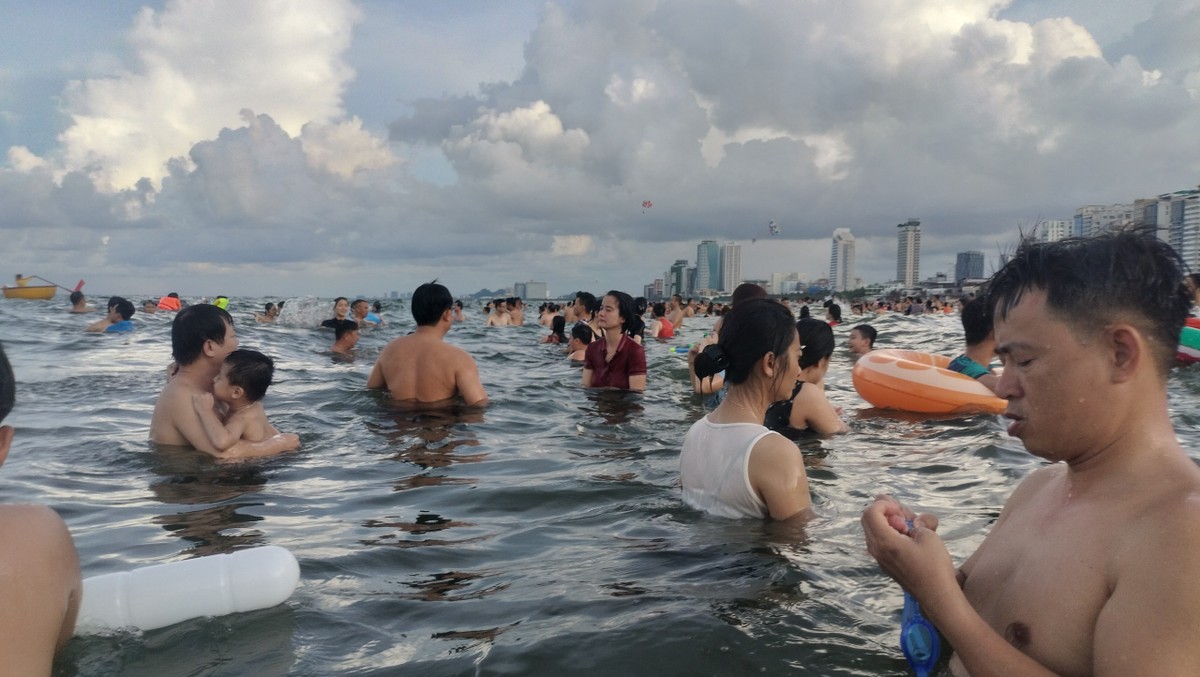 Beobachten Sie abends das Feuerwerk und genießen Sie tagsüber das Schwimmen am „schönsten Strand der Welt“ Foto 9