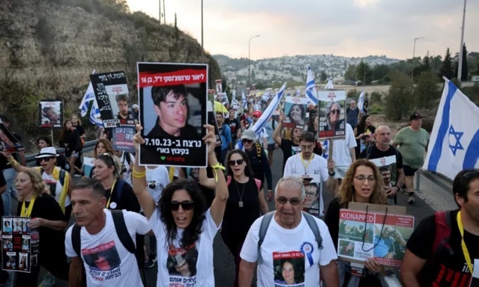 Crowds marched in Jerusalem on November 18 demanding the government immediately resolve the hostage crisis. Photo: AFP