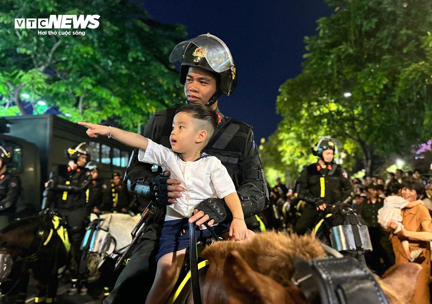 Défilé de la police mobile à cheval sur la rue piétonne Nguyen Hue - 7