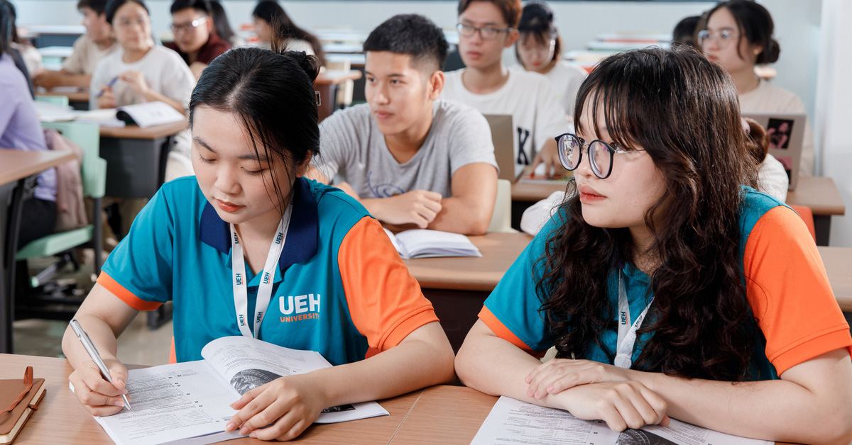 ホーチミン市経済大学、暴風雨や洪水被害を受けた省の学生支援に10億ドンを支出