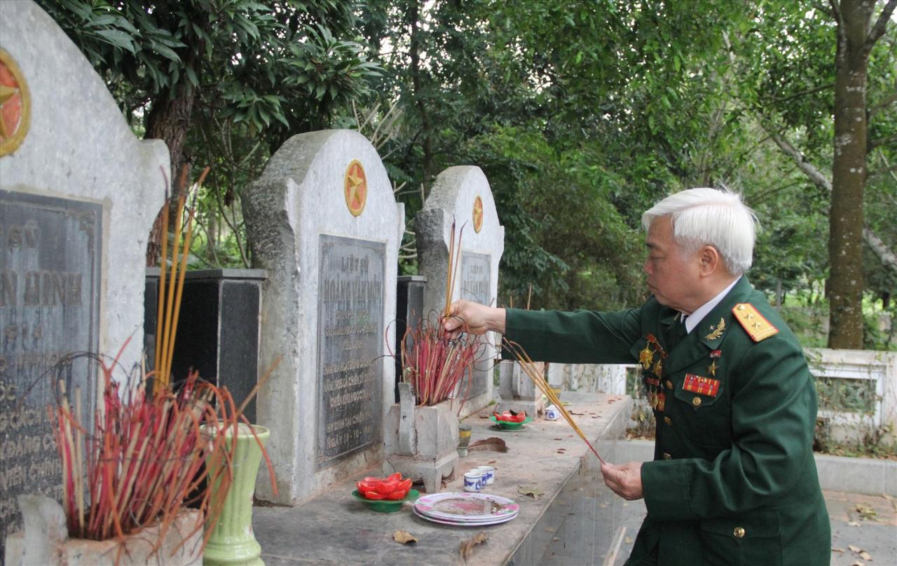 Anh hùng Mai Ngọc Thoảng dâng hương tưởng nhớ các anh hùng liệt sĩ đã hi sinh. Ảnh: Nhân vật cung cấp