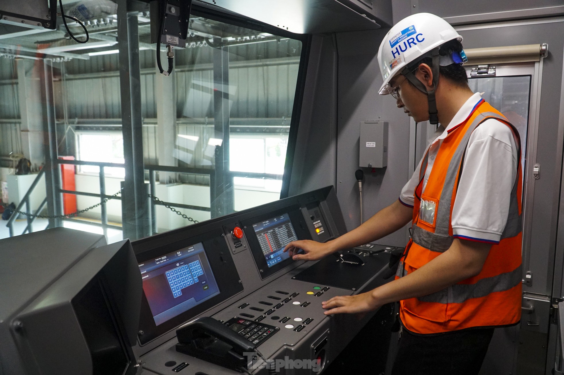 Tận thấy nhiệm vụ quan trọng đội kỹ sư đang thực hiện trong metro số 1 trước ngày vận hành ảnh 12