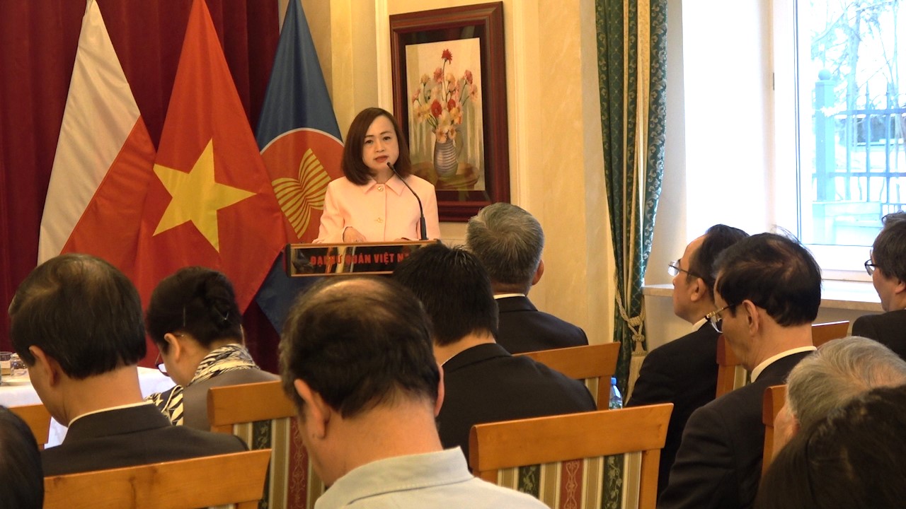 Заместитель председателя Национальной ассамблеи, старший генерал-лейтенант Чан Куанг Фыонг встретился с представителями вьетнамской общины в Польше -0